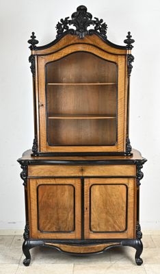 une photo d'une armoire en bois surmontée d'une porte vitrée