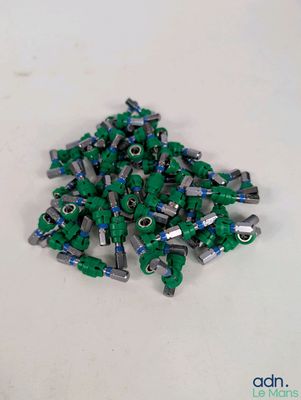 une pile de Lego verts posée sur une table