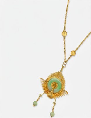 Gros plan sur un collier orné d'un oiseau