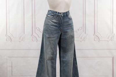 pantalon en jean à jambes larges avec poches, présenté sur un mannequin, un mannequin, un mannequin, un mannequin, un mannequin, un mannequin, un mannequin, un mannequin