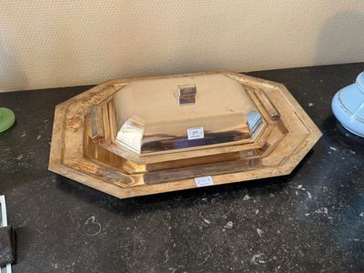 une assiette posée sur une table, sur laquelle se trouve un gâteau