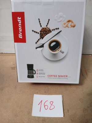 une boîte de café posée par terre