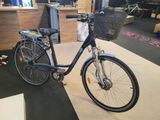 un vélo garé dans une pièce