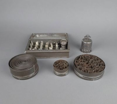 une image représentant un ensemble d'objets métalliques, notamment une poivrière, une boîte en fer-blanc et un plateau