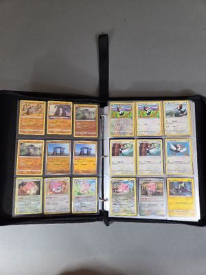un classeur noir contenant de nombreuses cartes Pokémon