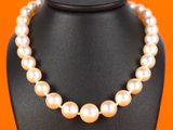 gros plan d'un collier de perles sur un mannequin
