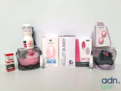tout un tas de produits de beauté posés sur la table