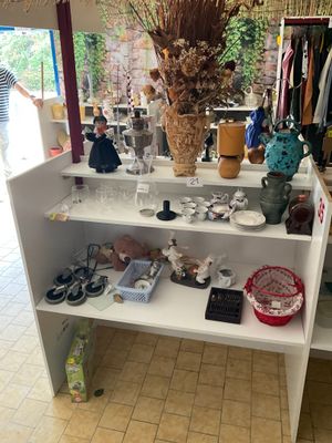 une étagère blanche sur laquelle sont posés des vases et d'autres objets