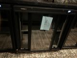 une photo d'une porte vitrée sur laquelle est accrochée une pancarte