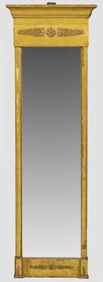 une image représentant un miroir au cadre doré accroché à un mur blanc