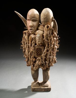 une image représentant une sculpture d'un homme tenant un bébé dans ses bras