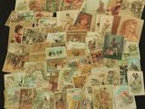 une pile de vieilles cartes postales posée sur une table noire