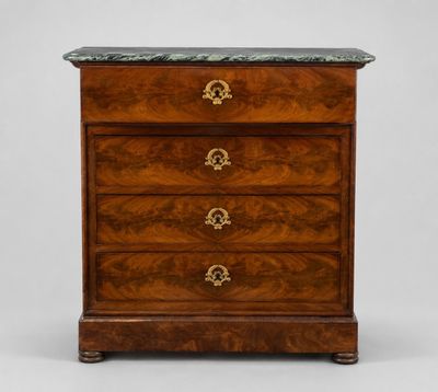 une commode ancienne avec dessus en marbre