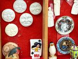 une vitrine contenant de nombreux objets variés