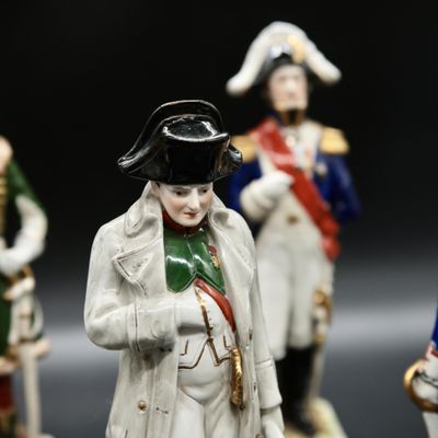 cinq figurines représentant des hommes en uniforme militaire
