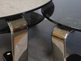 deux tables posées côte à côte sur une table