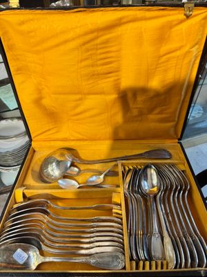 un coffret contenant tout un tas de cuillères en argent