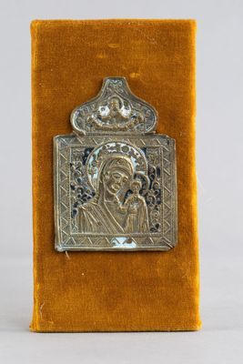 une icône en argent plaqué représentant la mère de Jésus, présentée dans un coffret en velours