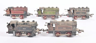 quatre petits trains jouets posés côte à côte sur une surface blanche