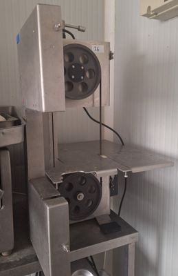 une machine posée sur une table dans une pièce
