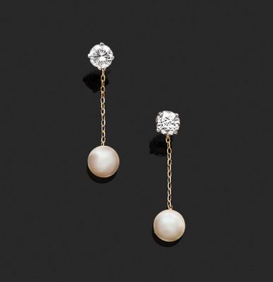 une paire de boucles d'oreilles en perles de culture et diamants