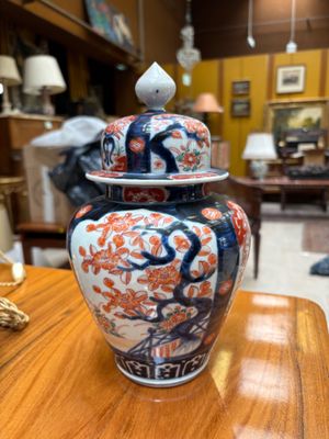 Japon, Imari, Pot couvert en porcelaine polychrome à décor de branchag