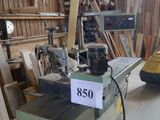 une machine qui se trouve à l'intérieur d'un bâtiment
