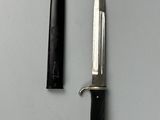 un couteau et un stylo posés l'un à côté de l'autre sur une table