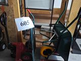 un chariot rouge avec une pancarte dessus, dans un garage