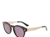 gros plan d'une paire de lunettes de soleil sur fond blanc