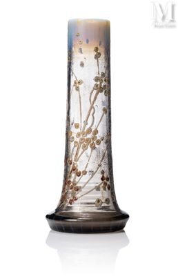 un vase en verre orné d'un motif floral