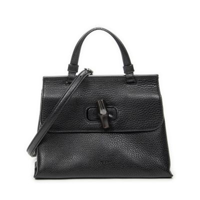 un sac à main en cuir noir sur fond blanc