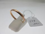 une bague à laquelle est attachée une étiquette de prix