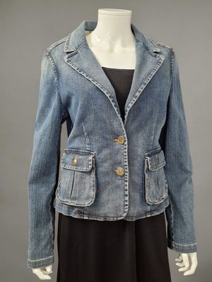une veste en jean pour femme, avec des boutons sur le devant