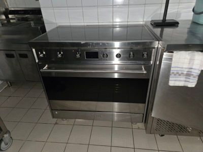 un four en acier inoxydable au milieu d'une cuisine