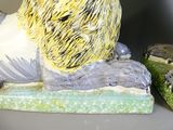 une figurine représentant un lion assis sur un rocher