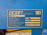 une image représentant une machine bleue posée au sol
