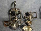 trois théières en argent et deux tasses en argent sur fond gris