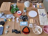 une table sur laquelle sont disposés de nombreux objets et qui est prête à être utilisée