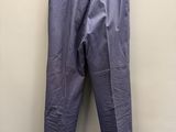 un gros plan sur un pantalon accroché au mur