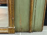 un miroir posé par terre devant une porte