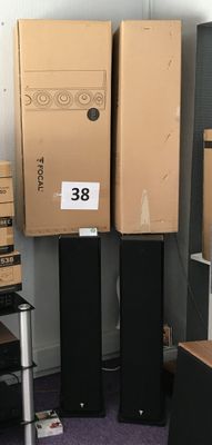 de nombreuses boîtes empilées dans une pièce