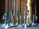 de nombreuses bougies posées sur une table