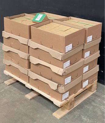 une pile de boîtes sur une palette dans un entrepôt