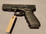 un pistolet muni d'une étiquette, posé sur une table