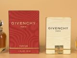 trois flacons de parfum posés l'un à côté de l'autre sur une table