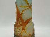 un vase en verre sur lequel est représenté un poisson dans l'eau