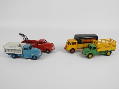trois camions jouets assis l'un à côté de l'autre