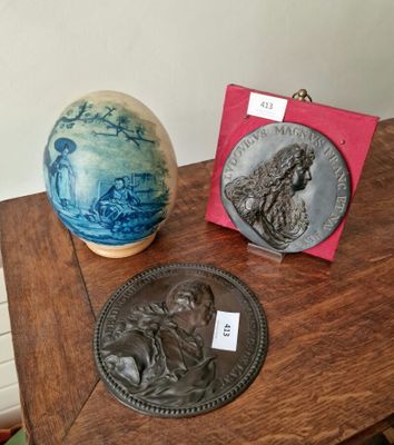 deux vases posés sur une table sur laquelle se trouve une plaque