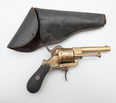 un vieux revolver dans un étui en cuir, posé sur une surface blanche